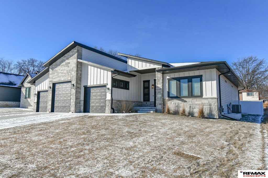 921 S 88th Street, Lincoln, NE 68520