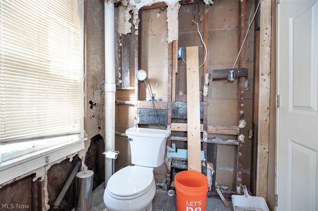 9215 Pinegrove Avenue, Parma, OH 44129