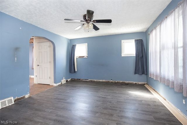 9215 Pinegrove Avenue, Parma, OH 44129