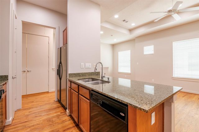 4040 Center Street, Houston, TX 77007