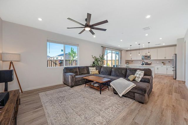 4049 Molten Creek Way, Roseville, CA 95747