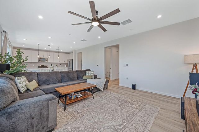 4049 Molten Creek Way, Roseville, CA 95747
