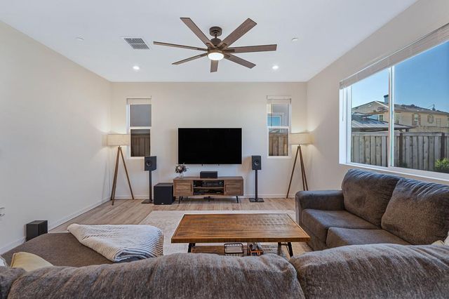 4049 Molten Creek Way, Roseville, CA 95747
