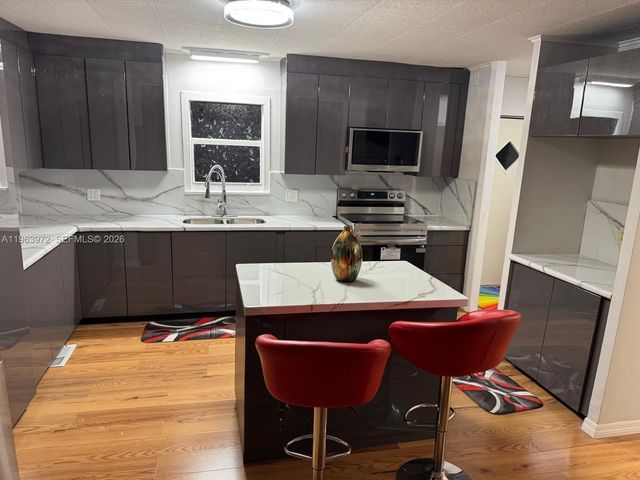 1721 SW 84th Avenue, Davie, FL 33324