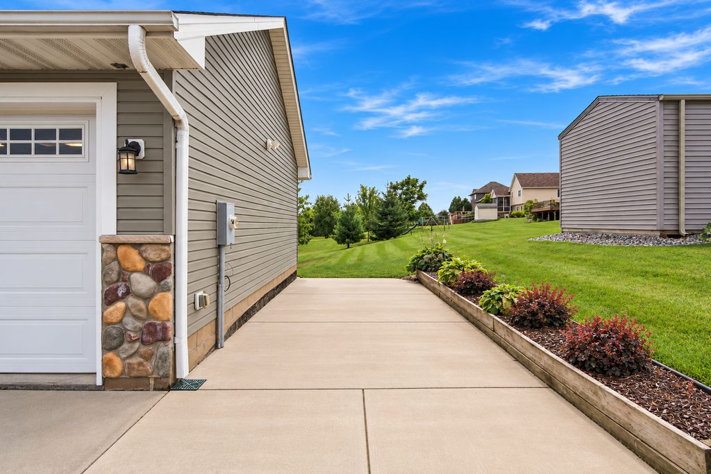 822 Deer Path, Montgomery, MN 56069 — photo 3