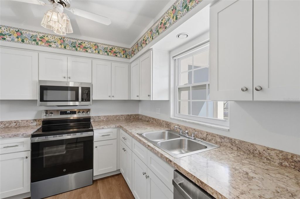 Image 3 of property listing at 9917 DESOTO COURT 9917, Bradenton, FL 34210