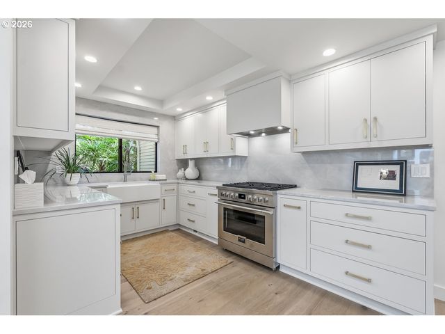 4980 CENTERWOOD St, Lake Oswego, OR 97035