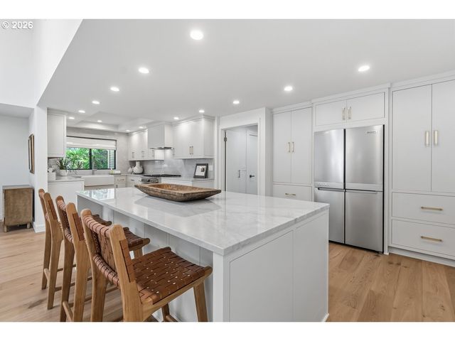 4980 CENTERWOOD St, Lake Oswego, OR 97035