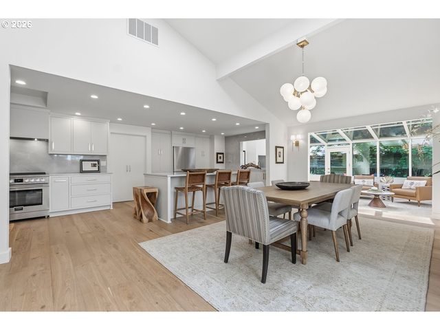 4980 CENTERWOOD St, Lake Oswego, OR 97035