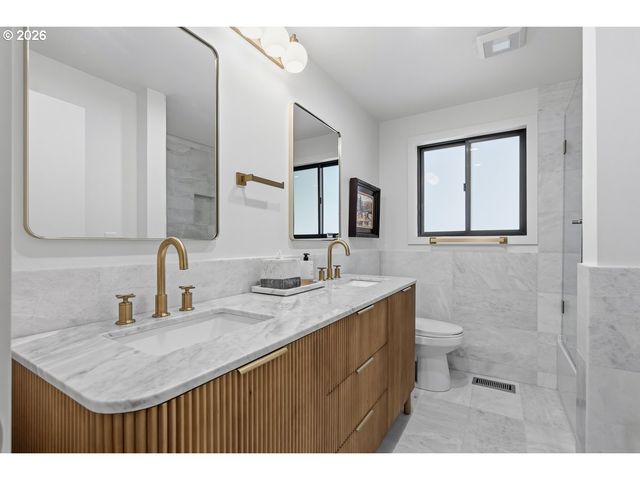 4980 CENTERWOOD St, Lake Oswego, OR 97035