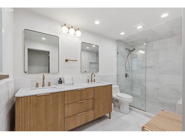 4980 CENTERWOOD St, Lake Oswego, OR 97035