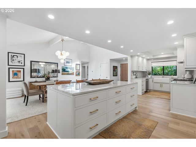 4980 CENTERWOOD St, Lake Oswego, OR 97035