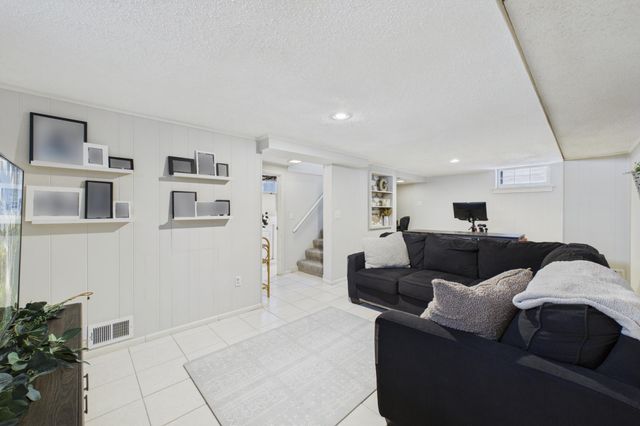 2916 W 60th Street, Minneapolis, MN 55410