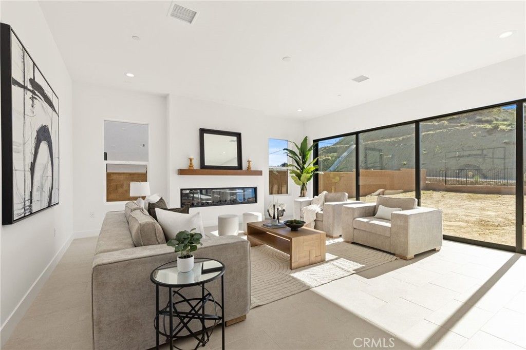 Image 13 of property listing at 9530 N Andora Avenue, Chatsworth, CA 91311