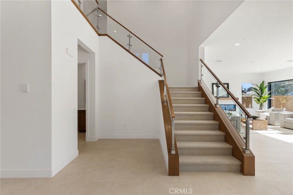 Image 3 of property listing at 9530 N Andora Avenue, Chatsworth, CA 91311