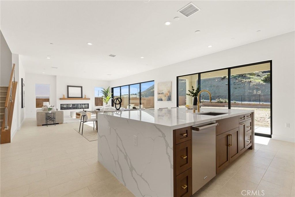 Image 4 of property listing at 9530 N Andora Avenue, Chatsworth, CA 91311