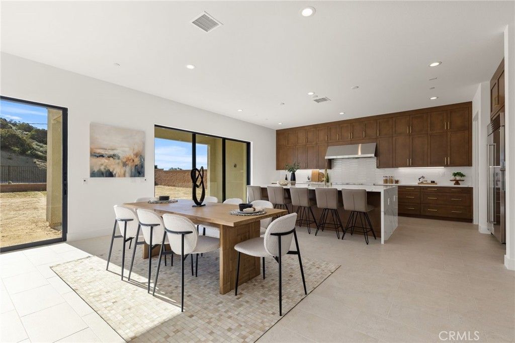 Image 6 of property listing at 9530 N Andora Avenue, Chatsworth, CA 91311