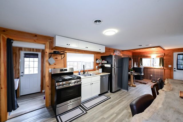 3 Hollywood Avenue, Raymond, NH 03077