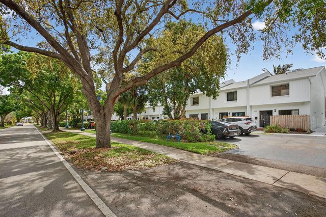 2122 NE 44th Street, Lighthouse Point, FL 33064