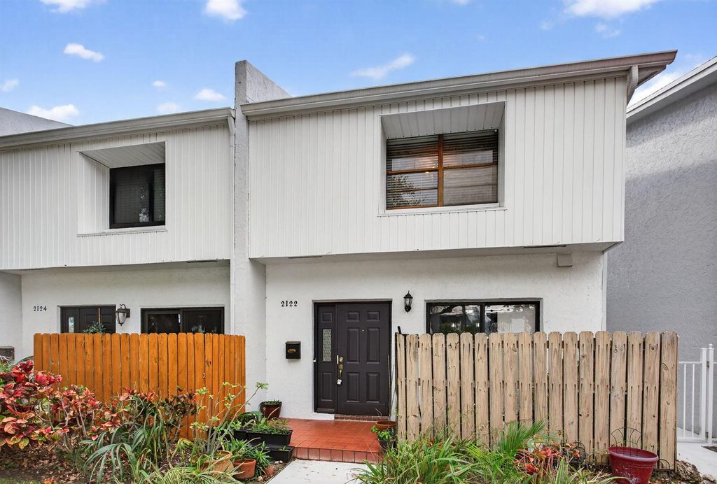 2122 NE 44th Street, Lighthouse Point, FL 33064