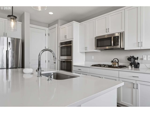 1534 Ne 12TH Pl, Canby, OR 97013