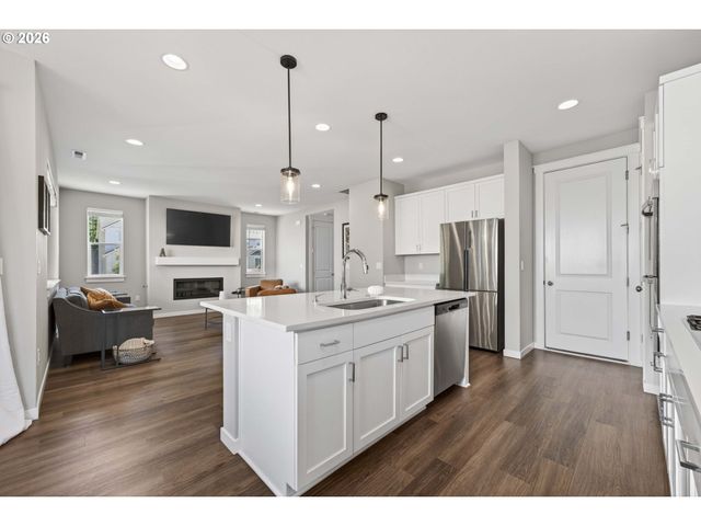1534 Ne 12TH Pl, Canby, OR 97013