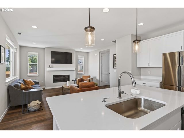 1534 Ne 12TH Pl, Canby, OR 97013