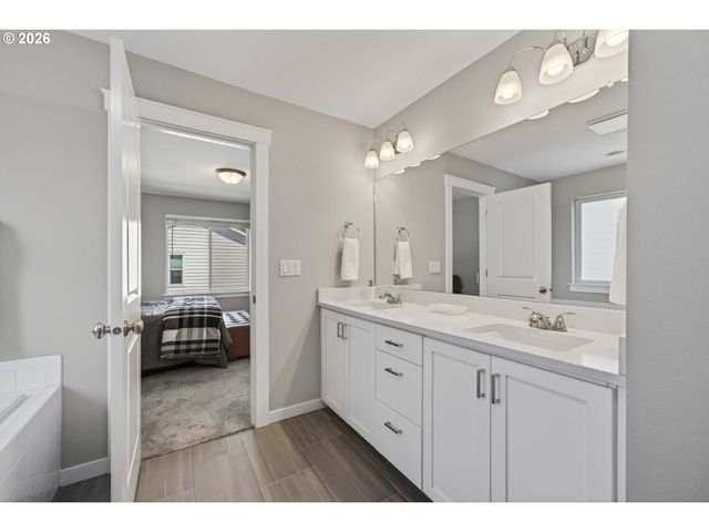1534 Ne 12TH Pl, Canby, OR 97013
