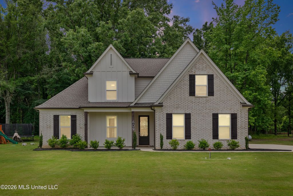 609 Centerline Roper Loop, Byhalia, MS 38611