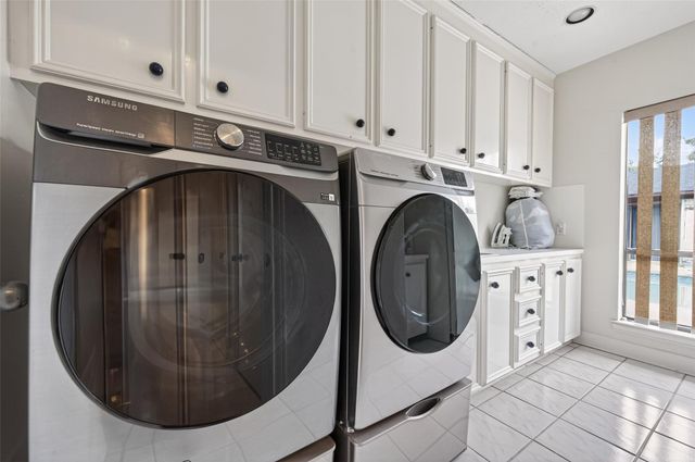 8103 Lake Edge Court, Houston, TX 77071