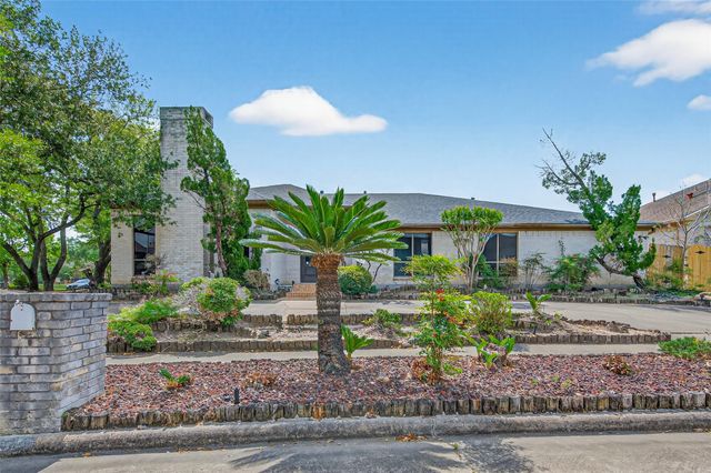 8103 Lake Edge Court, Houston, TX 77071