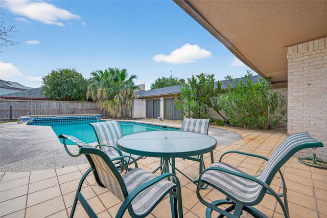 8103 Lake Edge Court, Houston, TX 77071