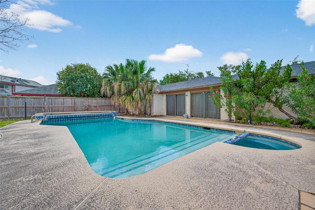 8103 Lake Edge Court, Houston, TX 77071