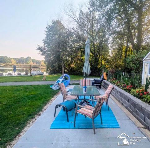 20 W Peterson Drive, Brighton, MI 48114
