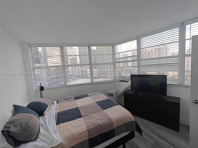 801 Brickell Bay Dr 1961, Miami, FL 33131