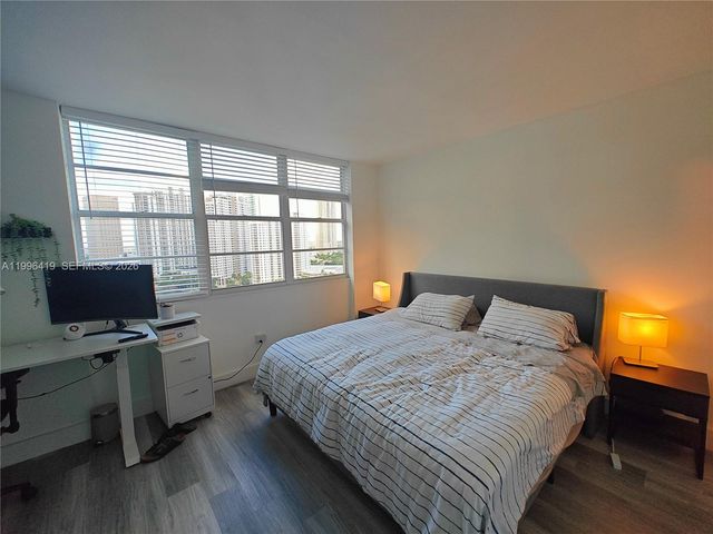 801 Brickell Bay Dr 1961, Miami, FL 33131