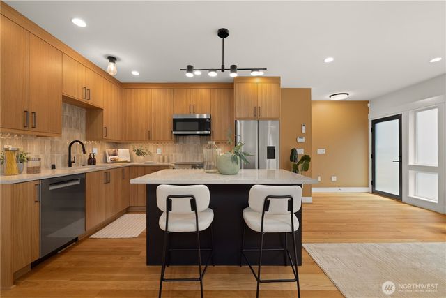 268 Fulton Street, Seattle, WA 98109