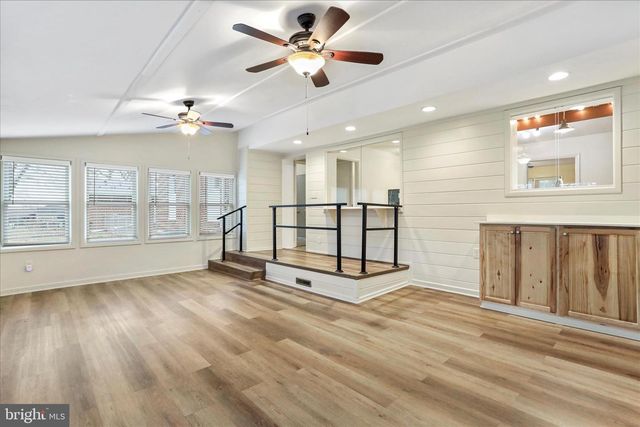 19734 LONGMEADOW RD, Hagerstown, MD 21742