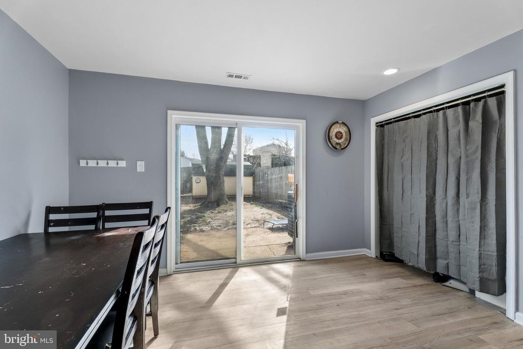 Image 11 of property listing at 526 DAISY DR, Taneytown, MD 21787