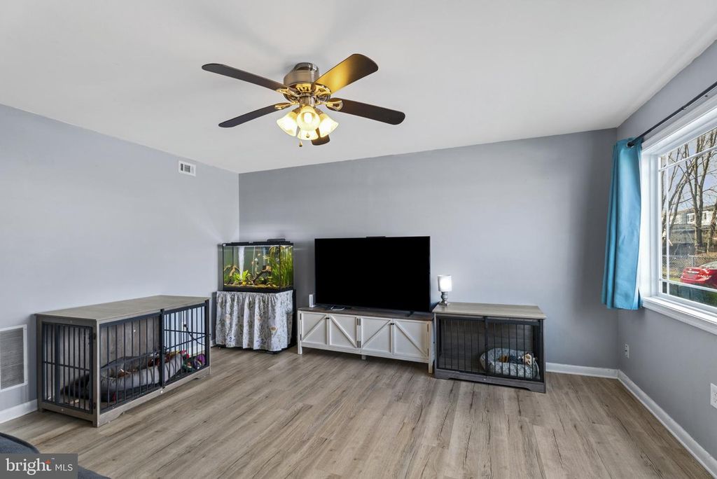 Image 9 of property listing at 526 DAISY DR, Taneytown, MD 21787