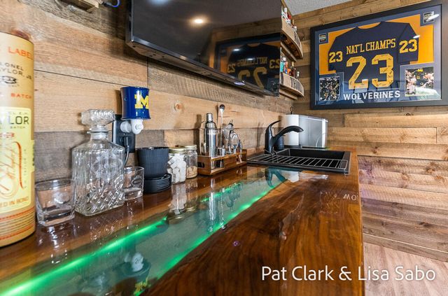 1463 Glenwood Avenue, Laketown Twp, MI 49445