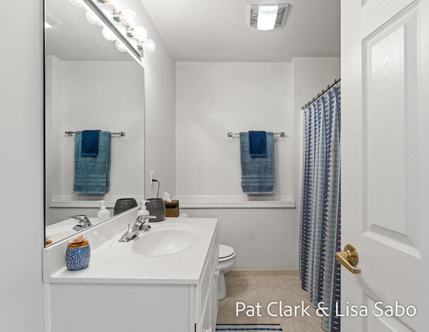 1463 Glenwood Avenue, Laketown Twp, MI 49445