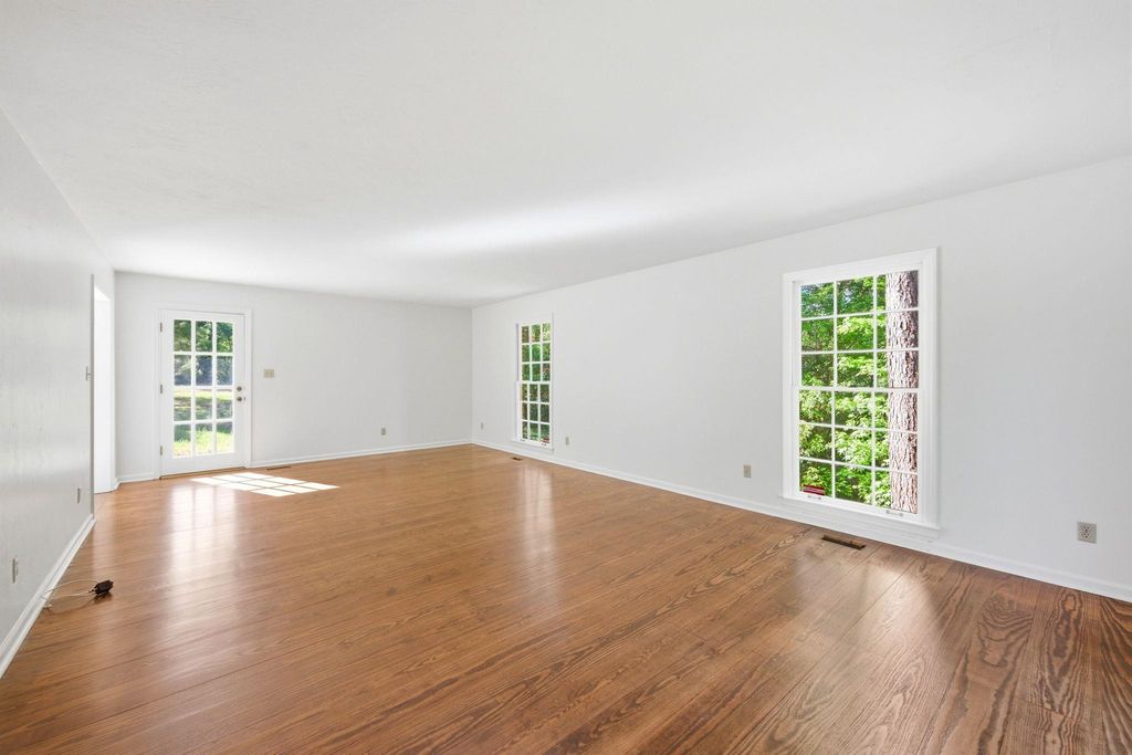 Image 15 of property listing at 3415 WOODLEY Road, Tallahassee, FL 32312