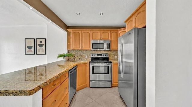 3675 N Country Club Drive 2405, Aventura, FL 33180