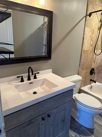 204 Hillsdale Drive, Ballwin, MO 63011