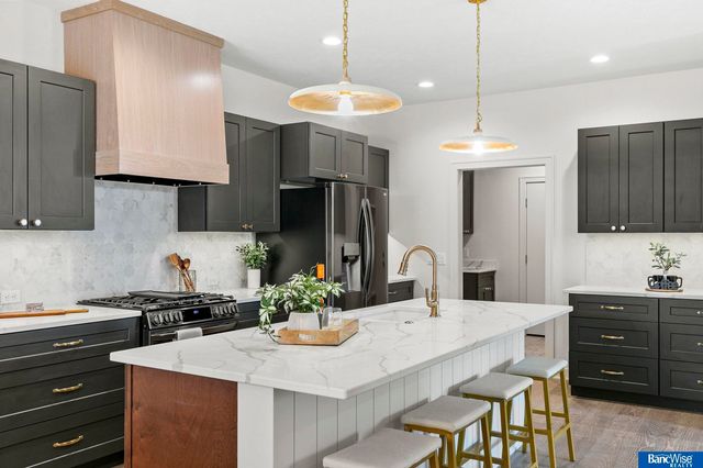 9118 Hillcrest Trail, Lincoln, NE 68520