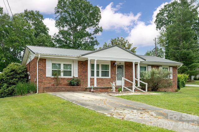 107 MAYWOOD Road, Hendersonville, NC 28792