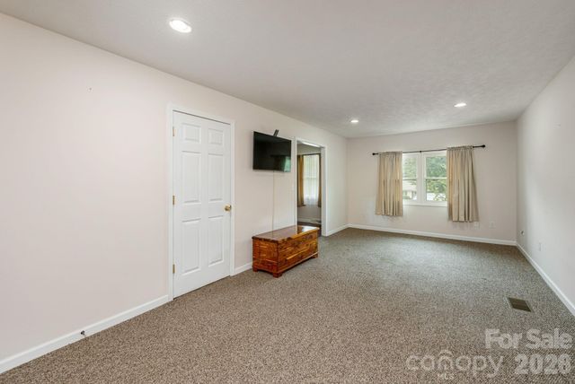 107 MAYWOOD Road, Hendersonville, NC 28792