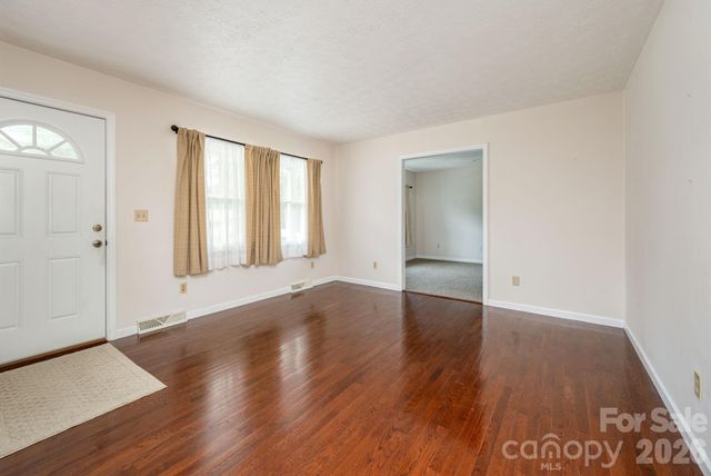 107 MAYWOOD Road, Hendersonville, NC 28792
