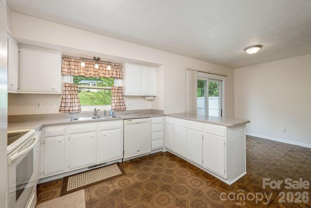 107 MAYWOOD Road, Hendersonville, NC 28792